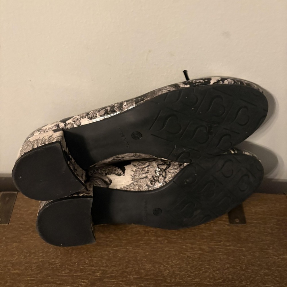 Floral Ballet Flats in Black & White - Women - Picture 7 of 9